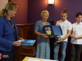 Wiceprzewodnicząca Rady Powiatu Dębickiego wręcza nagrody