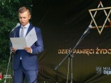 Wicewojewoda podkarpacki Radosław Wiatr przemawia do uczestników uroczystości