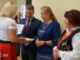 Wiceprzewodnicząca Rady Powiatu wręcza nagrody członkiniom KGW