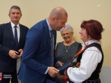 Starosta Piotr Chęciek wręcza nagrody członkiniom KGW