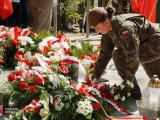 Delegacje składają wiązanki kwiatów pod pomnikiem