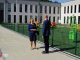Starosta i Wiceprzewodnicząca Rady Powiatu Dębickiego oglądają nowy budynek ZSS w Dębicy
