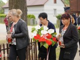 Delegacje składające wiązanki kwiatów 