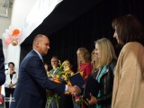 Przewodniczący Rady Powiatu Dębickiego składa gratulacje nauczycielom