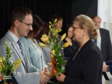 Wiceprzewodnicząca Rady Powiatu Dębickiego składa gratulacje nauczycielom