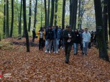 Uczestnicy wędrówki w lesie