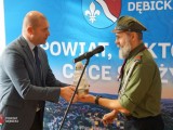 Komendant Hufca ZHP Dębica przekazuje Światło Pokoju