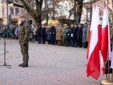 Polskie flagi, mundurowy przemawia