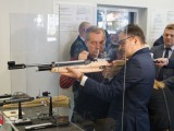 Wiceminister Obrony Narodowej strzela z broni pneumatycznej