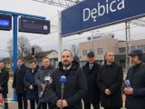Dyrektor Zakładu Linii Kolejowych PKP PLK S.A. w Rzeszowie przemawia na peronie kolejowym