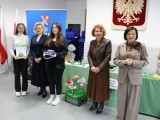 Dyrektor Edukacji Starostwa w Dębicy i Dyrektor Zespołu Szkół w Jodłowej z nagrodzonymi osobami