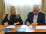 Wójt Gminy Czarna i Radna Miasta Tarnopol podpisują dokumenty