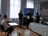 Wicestarosta Dębicki i Dyrektor Liceum Ogólnokształcącego w Pilźnie wręczają nagrody