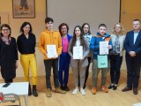 Wicestarosta Dębicki i Dyrektor II Liceum Ogólnokształcącego w Dębicy z nagrodzonymi osobami
