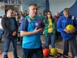 Grupa osób w trakcie gry w bowling