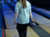 Osoba w trakcie gry w bowling