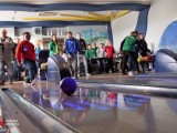 Grupa osób w trakcie gry w bowling