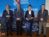 Starosta Dębicki, Wicestarosta Dębicki i Przewodniczący Rady Powiatu Dębickiego z nagrodzoną osobą