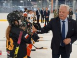 Wiceminister Sportu na tafli lodowiska wita się z hokeistami