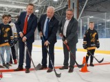 Wiceminister Sportu i Posłowie na Sejm RP na tafli lodowiska z kijami hokejowymi
