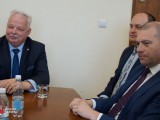 Wiceminister Sportu, Starosta Dębicki i Przewodniczący Rady Powiatu Dębickiego przy stole