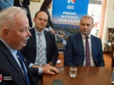 Wiceminister Sportu, Starosta Dębicki i Przewodniczący Rady Powiatu Dębickiego przy stole
