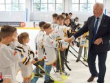 Wiceminister Sportu na tafli lodowiska wita się z hokeistami