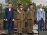 Poseł na Sejm RP i Starosta Dębicki z żołnierzami na scenie