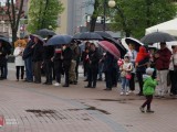 Grupa osób z parasolami