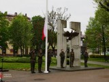 Żołnierze wciągają flagę na maszt