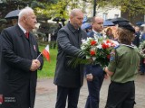 Starosta Dębicki, Przewodniczący Rady Powiatu Dębickiego i Członek Zarządu Powiatu Dębickiego składają kwiaty