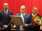 Przewodniczący Rady Powiatu Dębickiego odczytuje uchwałę