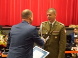 Przewodniczący Rady Powiatu Dębickiego składa gratulacje żołnierzowi