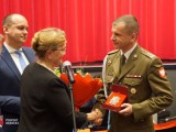 Wiceprzewodnicząca Rady Powiatu Dębickiego wręcza kwiaty żołnierzowi