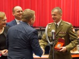 Wicestarosta Dębicki składa gratulacje żołnierzowi