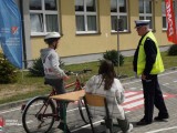 Policjant i osoba na rowerze przy ławce
