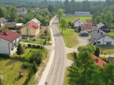 Droga między domami, ujęcie z drona