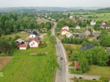 Droga między domami, ujęcie z drona