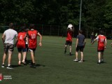 Grupa osób w trakcie gry w frisbee