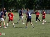 Grupa osób w trakcie gry w frisbee