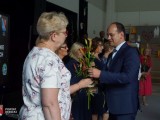 Przewodniczący Rady Powiatu Dębickiego wręcza kwiaty