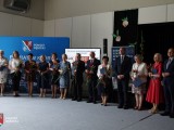 Starosta Dębicki i Przewodniczący Rady Powiatu Dębickiego z nagrodzonymi osobami przed sceną
