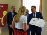 Poseł na Sejm RP, Starosta Dębicki i Wójt Gminy Dębica z nagrodzoną osobą