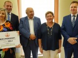Poseł na Sejm RP, Starosta Dębicki, Burmistrz Pilzna i Wójt Gminy Dębica z nagrodzoną osobą