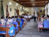 Grupa osób w kościele