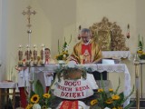Ksiądz przy ołtarzu w trakcie mszy