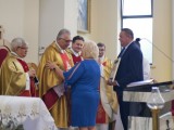 Członek Zarządu Powiatu Dębickiego oraz Wiceprzewodniczący Rady Powiatu Dębickiego składają gratulacje księdzu
