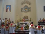 Ksiądz przy ołtarzu w trakcie mszy