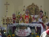 Księża przy ołtarzu w trakcie mszy