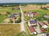 Droga między domami i polami, ujęcie z drona